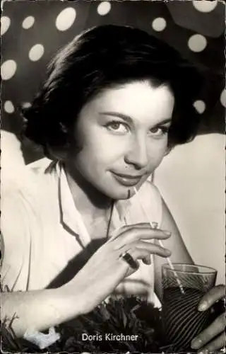 Ak Schauspielerin Doris Kirchner, Portrait, Glas mit Strohhalm, Film Vater unser bestes Stück