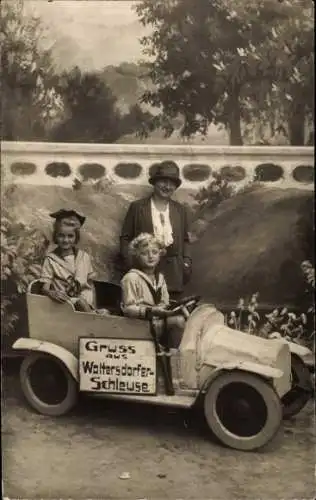 Foto Ak Frau mit zwei Töchtern, Auto, Waltersdorfer Schleuse