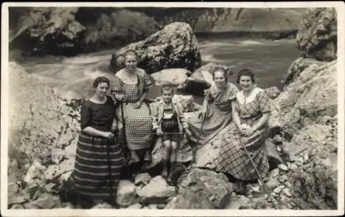 Foto Ak Tiefenbach Oberstdorf im Oberallgäu, Breitachklamm, Frauen, Kinder, 1924