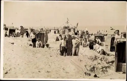 Foto Ak Menschen am Strand, Strandkörbe, Strandleben