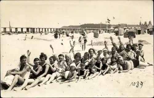 Foto Ak Międzyzdroje Ostseebad Misdroy Pommern, Strand, Gruppenfoto