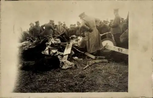 Foto Ak Soldaten neben einem abgestürzten Flugzeug, I WK