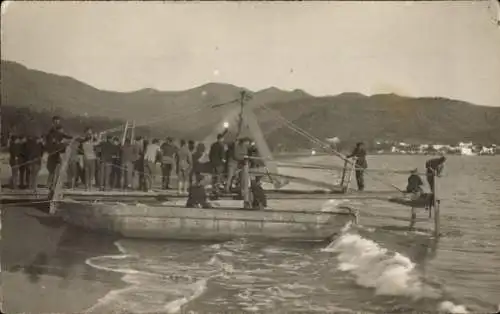 Foto Ak Zaragoza Saragossa Aragonien ?, Strandpartie, Männer, Boot