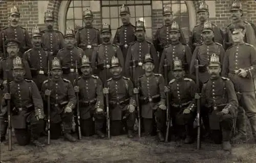 Foto Ak Deutsche Soldaten in Uniformen, Landsturm, Gruppenaufnahme