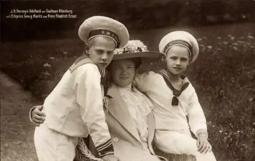 Ak Herzogin Adelheid von Sachsen Altenburg, Erbprinz Georg Moritz, Prinz Friedrich Ernst, Portrait