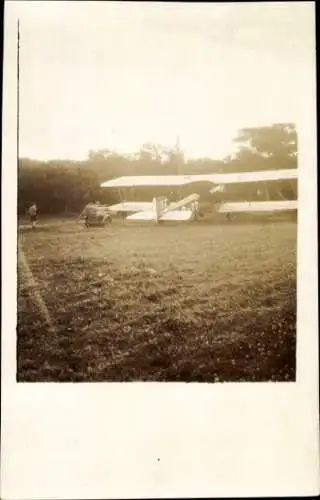 Foto Ak Flugzeug auf einer Wiese