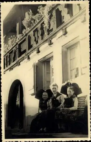 Foto Elsässerinnen am Haus, Oma, Enkeltöchter, Elsässer Tracht