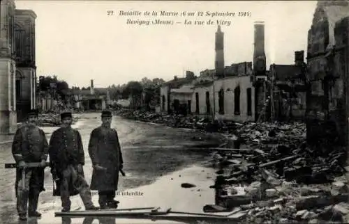 Ak Revigny Meuse, La Rue de Vitry, Bataille de la Marne, 6 au 12 Septembre 1914, soldats, Portrait