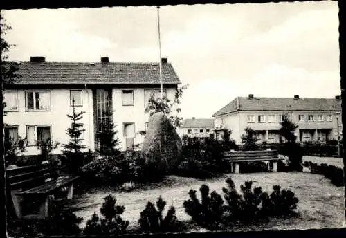 Ak Hamburg Wandsbek Rahlstedt, Dr. Albert-Schweitzer-Siedlung, Teilansicht, Sitzbänke, Stein