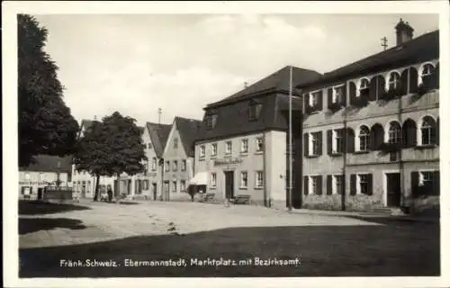 Ak Ebermannstadt in der Fränkischen Schweiz, Marktplatz und Bezirksamt