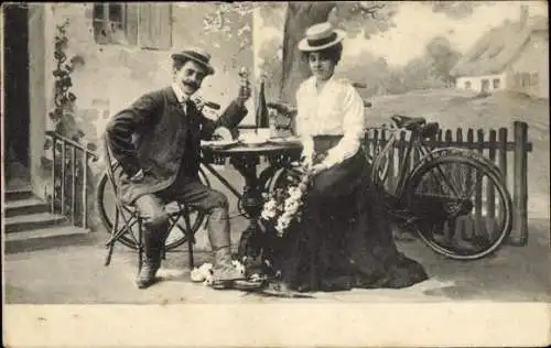 Ak Mann und Frau vor einem Gasthaus, Tisch, Weinglas, Fahrräder