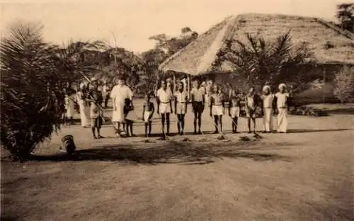 Ak Lombolombo Wafanya DR Kongo Zaire, Dorfpartie, Kinder bei der Beit