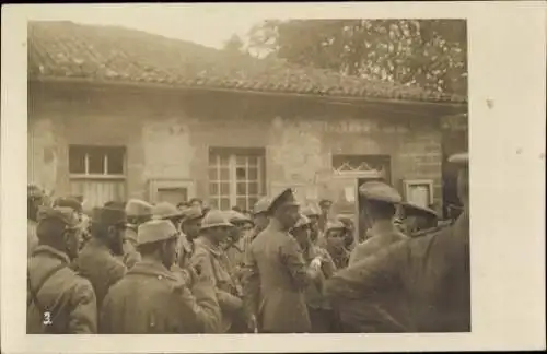 Foto Ak Kronprinz Wilhelm mit französischen Kriegsgefangenen