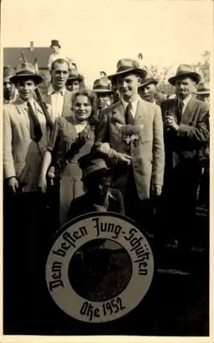 Foto Ak Uetze in Niedersachsen, Schützenfest, Dem besten Jung-Schützen 1952