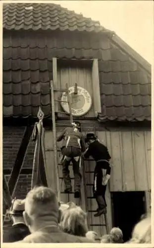 Foto Ak Uetze in Niedersachsen, Schützenfest, Dem besten Jung-Schützen 1952