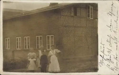 Foto Ak Curau Stockelsdorf in Ostholstein, Frau und Kinder vor einem Wohnhaus