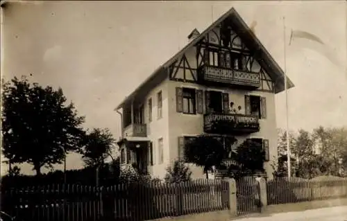 Foto Ak Starnberg in Oberbayern, Straßenpartie an einem Wohnhaus