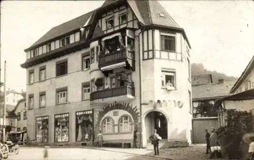 Foto Ak Leutenberg in Thüringen, Wohnhaus, Geschäft, Anwohner