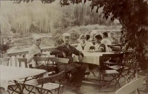 Foto Ak Neue Mühle Königs Wusterhausen in Brandenburg, Gäste im Restaurant