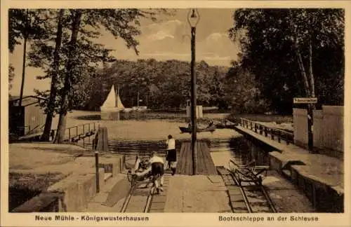 Ak Neue Mühle Königs Wusterhausen, Bootsschleppe an der Schleuse