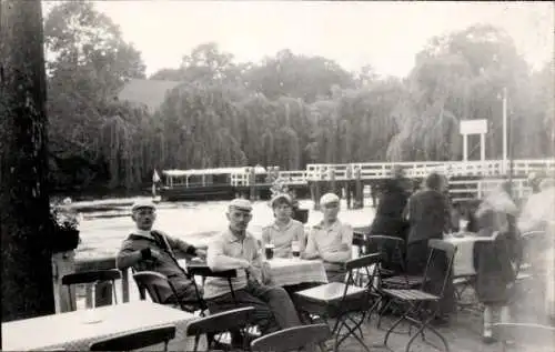 Foto Ak Neue Mühle Königs Wusterhausen, Gäste im Restaurant