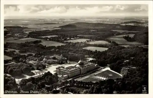 Ak Potsdam, Neues Palais im Park Sanssouci, Fliegeraufnahme, Umland mit Wald und Feldern