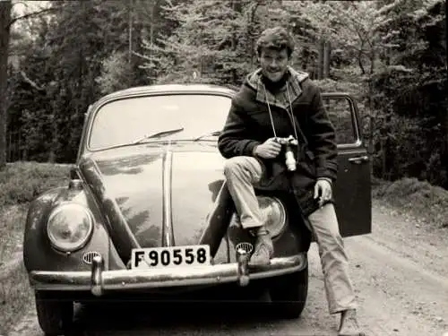Foto VW Käfer, Kennzeichen F 90558, junger Mann mit Fotoapparat und Zigarette