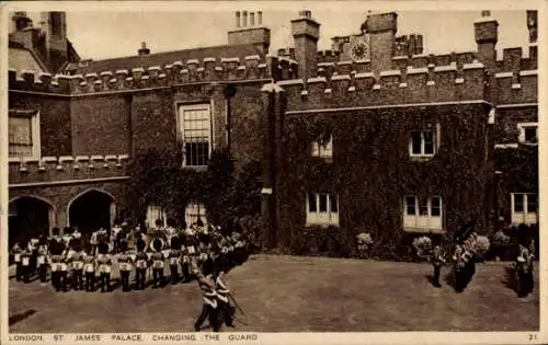 Ak City of Westminster, London, England, St. James's Palace, Wachablösung