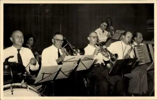 Foto Ak Orchester auf einer Bühne, Musikinstrumente, Akkordeon, Saxophon, 1965