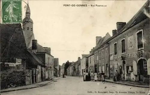 Ak Pont de Gennes Sarthe, Teilansicht, Straße, Turm, Café