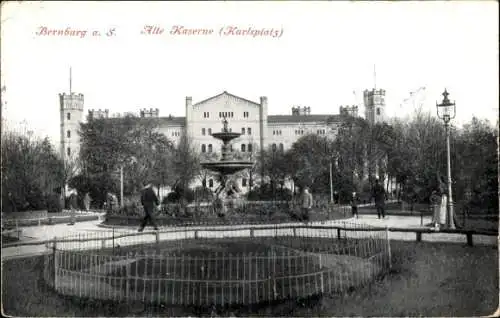 Ak Bernburg an der Saale Salzlandkreis, Alte Kaserne, Karlsplatz, Brunnen, Parkanlagen