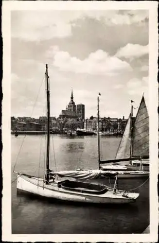 Ak Stralsund in Vorpommern, Hafen, Boote, Kirchturm