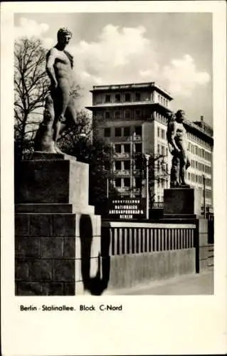 Ak Berlin Friedrichshain, Stalinallee, Blick C Nord, Statuen, Ausstellung