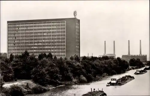 Ak Wolfsburg in Niedersachsen, Blick über Fluss zum VW Werk, Kraftwerk, Volkswagen