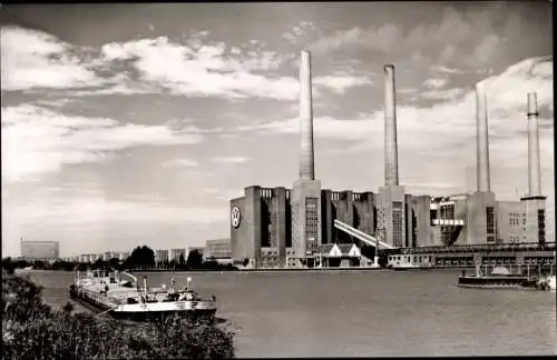 Ak Wolfsburg in Niedersachsen, Volkswagenwerk, Schornsteine, Fluss, Binnenschiff