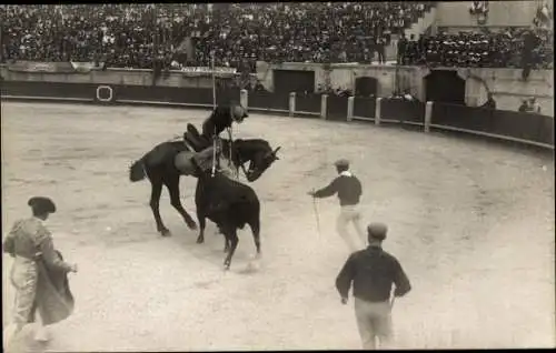 Foto Ak Stierkampf in der Arena, Torero, Pferd