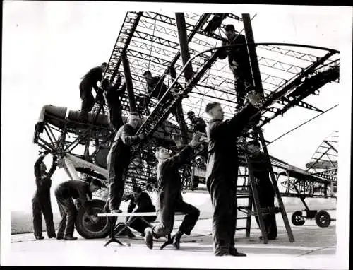 Foto Royal Air Force Training, Assembling an aeroplane, Nr 3 School of Technical Training at Manston