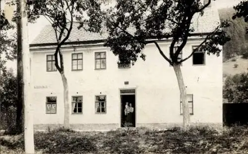 Foto Ak Bad Leutenberg Thüringen, Wohnhaus, Wurzbacher Straße, Mutter mit Kind