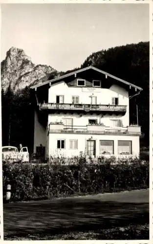 Foto Ak Guggenthal Salzburg, Partie an einer Pension