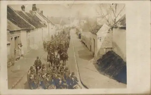 Foto Ak Sissonne Aisne, Französische Infanterie auf dem Marsch, I WK