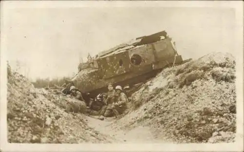 Foto Ak Soldaten mit zerstörtem Fahrzeug, I WK