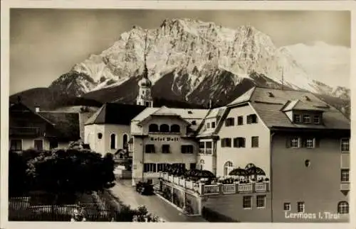 Ak Lermoos in Tirol, Hotel Post mit Zugspitze