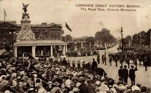 Ak London City England, Großer Siegesmarsch, Das königliche Podium, Victoria Memorial