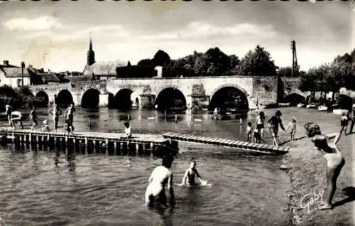 Ak Pont de Gennes Sarthe, Strand, Brücke