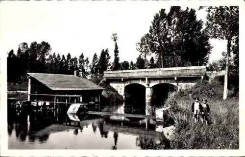 Ak Pontvallain Sarthe, die Ufer der Aune, das Waschhaus und die Brücke, Route de Mayet