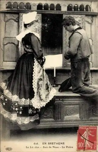 Ak Bretonische Tracht, Liebespaar, Schlafschrank