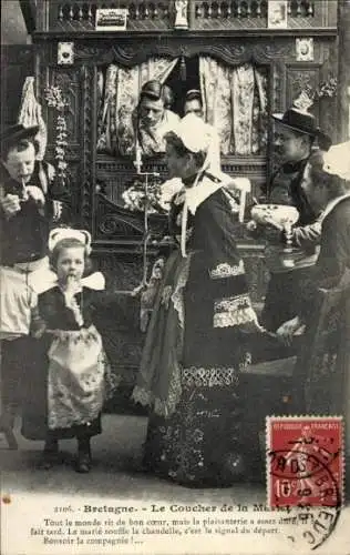 Ak Menschen in bretonischer Tracht, Kind, Schlafschrank, Pfeife