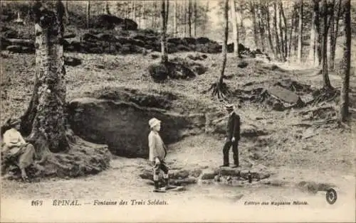 Ak Épinal Lothringen Vosges, Fontaine des Trois Soldats