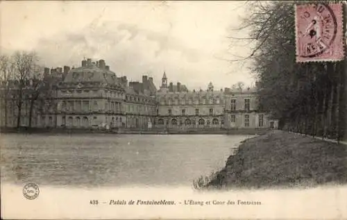 Ak Fontainebleau Seine et Marne, L'Etang et Cour des Fontaines