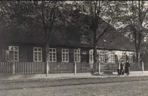 Foto Ak Wohnhaus, Ansicht von der Straße, Passanten